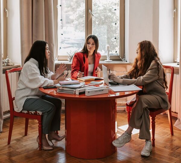 Lanzan programa de mentoría “Mujeres Líderes”