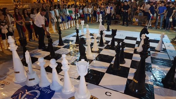 Inauguran el primer tablero de ajedrez gigante en Concepción