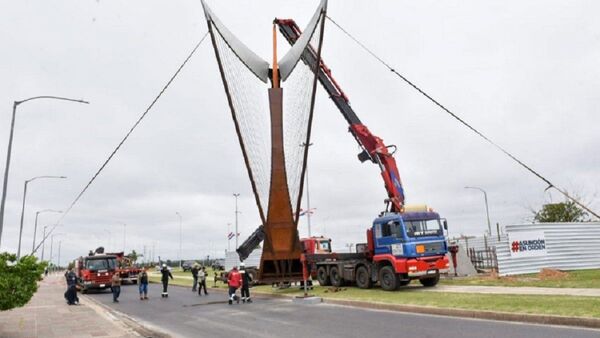 Instalan imponente monumento al arpa en Costanera de Asunción