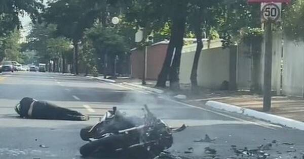 La Nación / Graban accidente de moto deportiva sobre Mariscal López