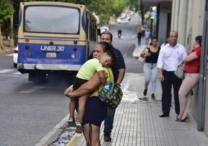 Gobierno y transportistas se reunen hoy para negociar posible paro - Economía - ABC Color
