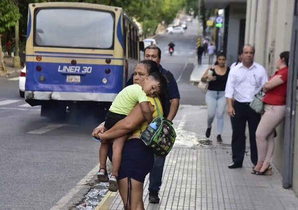 Gobierno y transportistas se reunen hoy para negociar posible paro - Economía - ABC Color