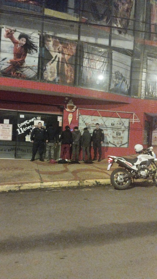 DETIENEN A GRUPO DE JÓVENES TRAS PERPETRAR HURTO EN CONOCIDO CINE DE ENCARNACIÓN