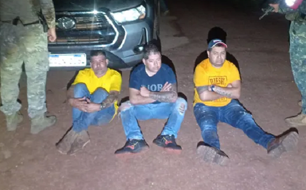 Tres detenidos en lujosa camioneta con droga, armas y municiones - Noticiero Paraguay