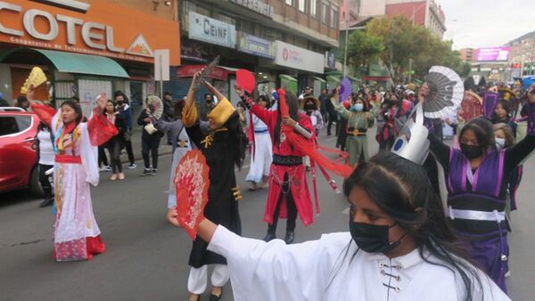 Cientos de bolivianos salen a la calle para mostrar el orgullo de ser “friki”