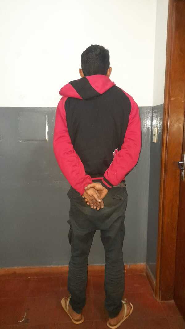 ENTREGÓ A SU PROPIO HIJO A LA POLICÍA POR ROBARLE
