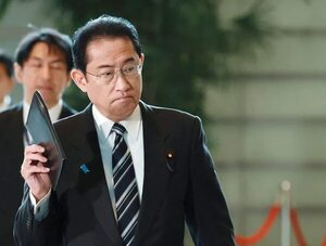 El primer ministro nipón destituye a su hijo como secretario por una supuesta fiesta en la residencia oficial - Mundo - ABC Color