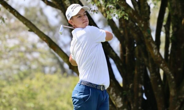 El junior jugador de golf paraguayo Erich Fortlage comanda clara y contundentemente el Nico Open a 1 dia del final