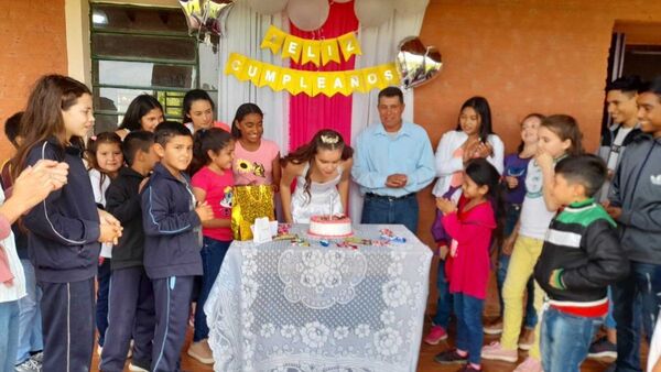 Profes festejaron sus 15 años a estudiante