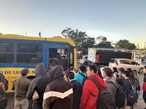 Usuarios del transporte público sufren una vez más las consecuencias de las reguladas  - Nacionales - ABC Color