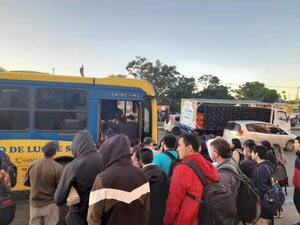 Usuarios del transporte público sufren una vez más las consecuencias de las reguladas - Nacionales - ABC Color