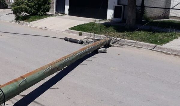 Poste de concreto en la calle ocasionó la muerte de una mujer