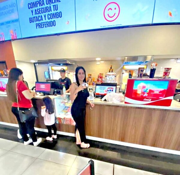 Mujer que lideraba red de sextorsión se pasea libremente pese a contar con arresto domiciliario