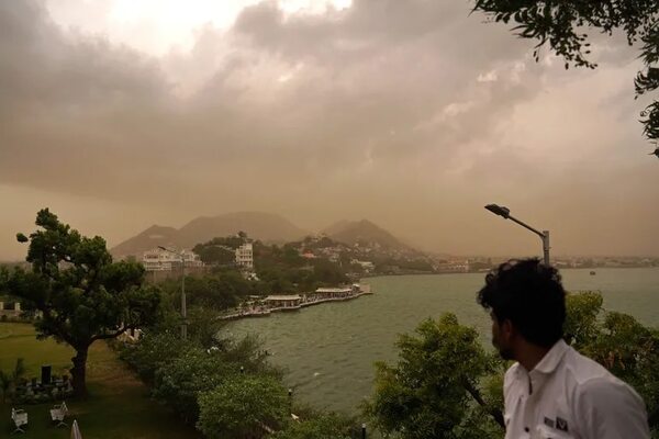 Vació un depósito de agua para recuperar su teléfono en la India - Mundo - ABC Color