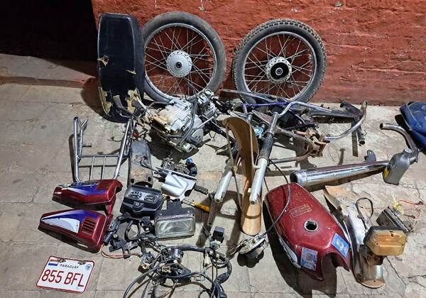 Detienen a dos menores tras desarmar una moto robada •