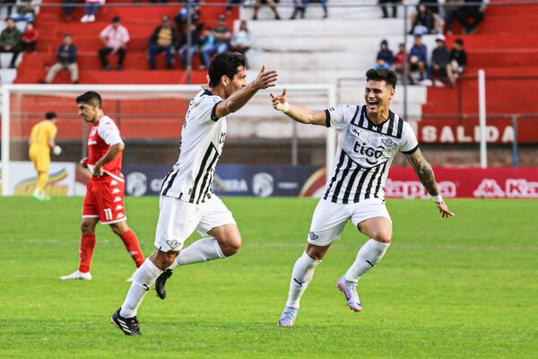 Versus / Cristian Riveros deleitó con un golazo en el triunfo de Libertad en Mallorquín