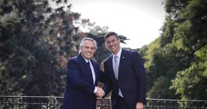 La Nación / Santiago Peña estrecha lazos con Alberto Fernández en Argentina