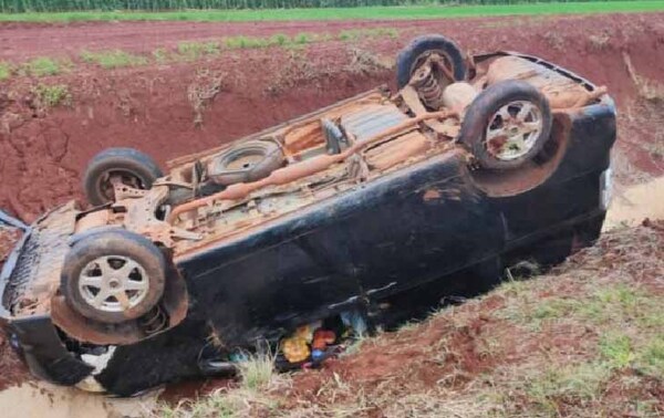 Conductor se salva de milagro tras vuelco de su vehículo en Alto Paraná – Prensa 5