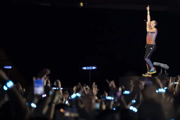 Messi, ovacionado en el concierto de Coldplay, mientras el Barça despedía al Camp Nou - Fútbol Internacional - ABC Color