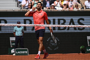 Versus / Djokovic gana con autoridad a Kovacevic en su estreno en Roland Garros
