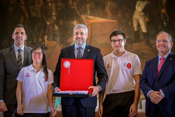 Abdo entregó pabellón a atletas de Olimpiadas Especiales que representarán al país - El Trueno