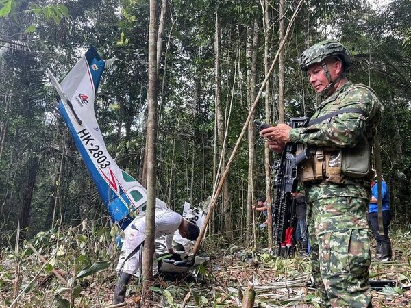 Fuerzas Militares colombianas buscan a los niños perdidos con reflectores y altavoces - Mundo - ABC Color