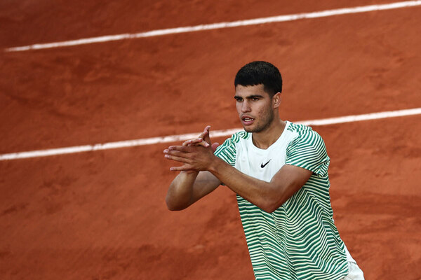 Versus / Carlos Alcaraz estuvo a la altura y debutó con victoria en Roland Garros