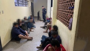 Diez personas fueron aprehendidas tras operativos policiales realizados en barrios de Asunción