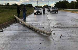 Fue a chocar con su moto por un poste caído y su doña falleció