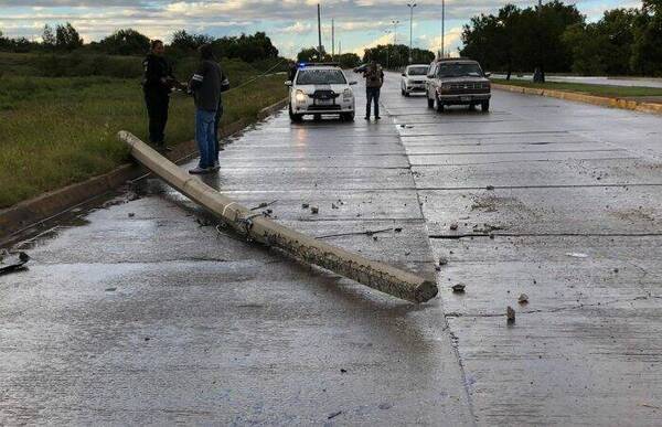 Fue a chocar con su moto por un poste caído y su doña falleció