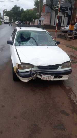 Automovilista chocó a moticlistas y huyó del lugar