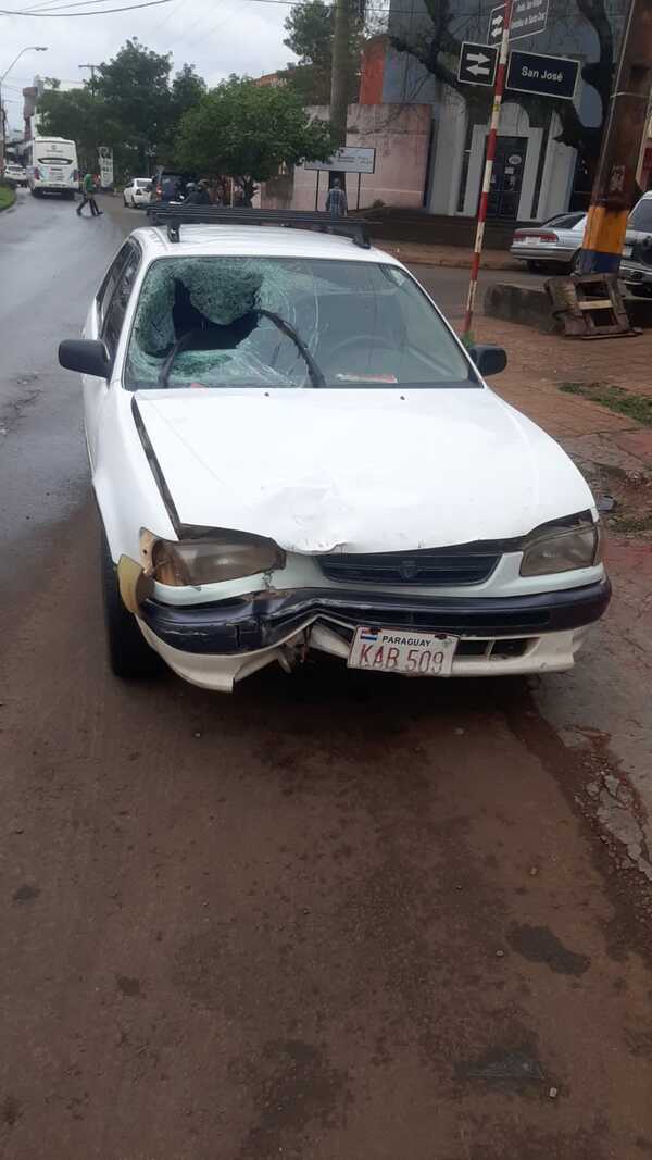 Automovilista chocó a moticlistas y huyó del lugar