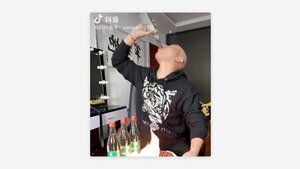 Un ‘influencer’ muere tras beber varias botellas de ‘vodka chino’