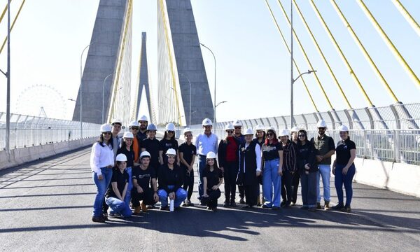 Estudiantes de Arquitectura de la UNE visitan Puente de la Integración