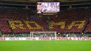 Versus / Denunció a su padre porque no asistirá a su graduación y sí a la final de la Europa League