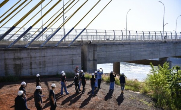 Estudiantes de Arquitectura de la UNE visitan puente de la Integración