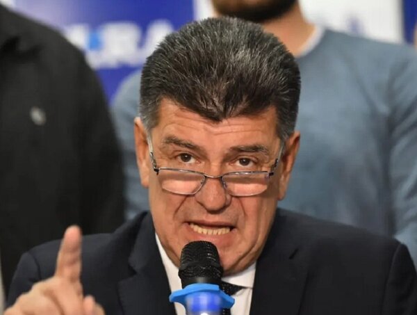 Intendentes liberales piden la renuncia de Efraín Alegre de la titularidad del partido · Radio Monumental 1080 AM