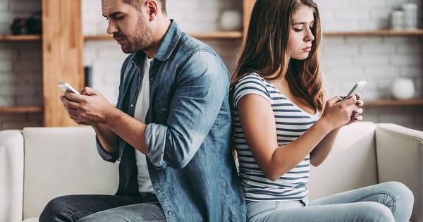 La Nación / Revisar los seguidores está generando problemas en las parejas