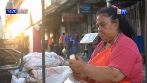 Mujer de sacrificio: Trabaja hace 35 años pelando mandioca en el Mercado 4 - Noticias Paraguay