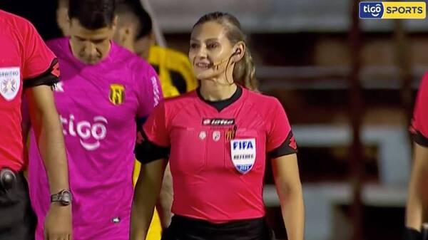[VIDEO] Primera paraguaya arbitrando un partido de primera división