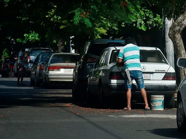 Video: así quedó el vehículo de la joven que se negó al pago anticipado a un cuidacoches - Policiales - ABC Color