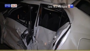 Camión embiste y arrastra a un automóvil sobre ruta PY01 - Noticias Paraguay