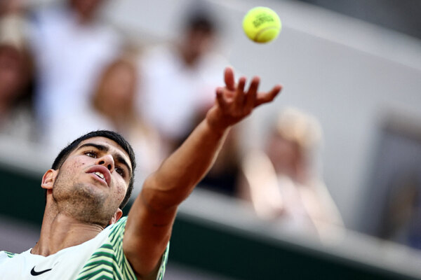 Versus / Alcaraz pisa fuerte y Djokovic dosifica en sus estrenos en Roland Garros