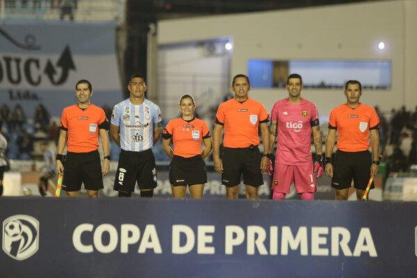 Guaireña y Guaraní igualaron en primer juego arbitrado por una dama en primera división | 1000 Noticias