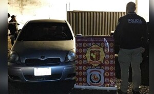 Delincuentes abandonan auto robado a conductor de Bolt