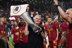 Un hincha del Roma desata la polémica por preferir la final que la graduación de su hija - Fútbol Internacional - ABC Color