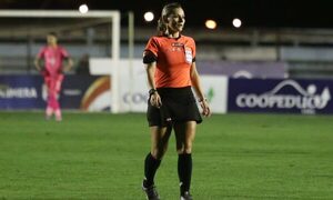 (VIDEO)¡Histórico! Una mujer por primera vez arbitró un partido oficial