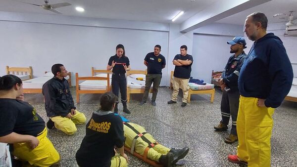 Bomberos son instruidos en atención prehospitalaria por profesionales franceses