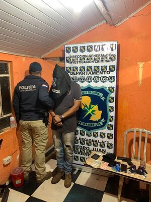 Gomero es sorprendido vendiendo drogas en la esquina de la base de la Policía - Policiales - ABC Color