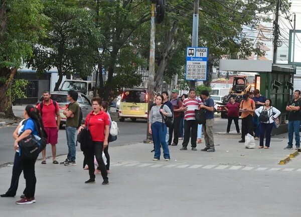 Gobierno admite que hay déficit de 1.000 buses, pero no aplica la ley - Economía - ABC Color